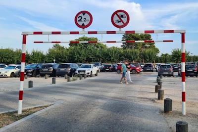 Aparcament amb limitació a les autocaravanes