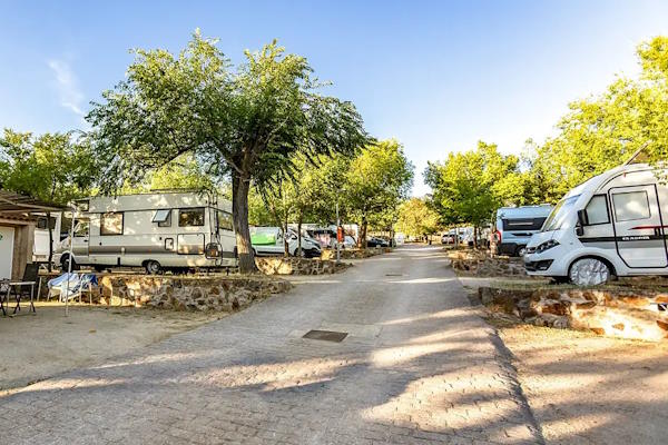Autocaravana en un càmping durant la primavera